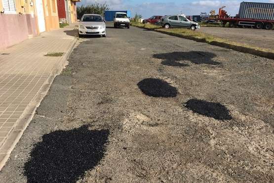 Vías y Obras rebachea calles en Lomo Bristol (Foto TA)