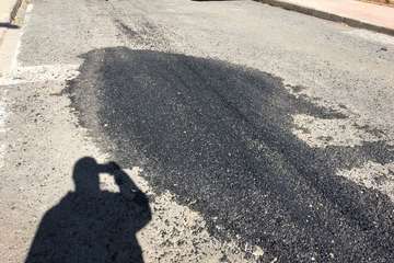 Vías y Obras rebachea calles en Lomo Bristol (Foto TA)