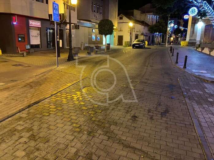 Sector de la zona comercial tras las labores de limpieza (Foto TA)