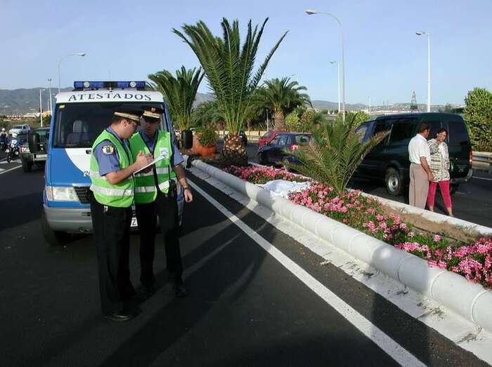 Imagen de archivo de agentes de la Policía Local actuando en un accidente (Foto TA)