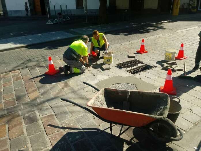Trabajos de reposición de los adoquines estropeados de la vía principal de San Juan (Foto TA)