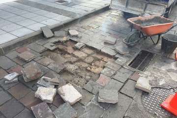 Trabajos de reposición de los adoquines estropeados de la vía principal de San Juan (Foto TA)