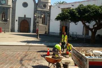 Trabajos de reposición de los adoquines estropeados de la vía principal de San Juan (Foto TA)