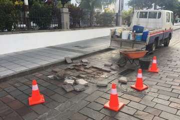 Trabajos de reposición de los adoquines estropeados de la vía principal de San Juan (Foto TA)