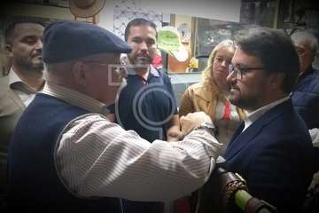 Antona se reúne con empresarios de Telde, visita el Mercado Municipal y la finca Los Olivos (Foto TA)