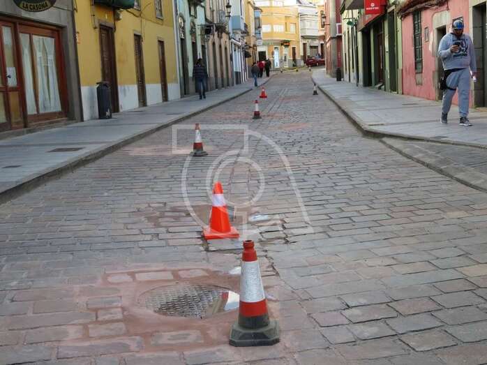 Conos indicando las piezas repuestas del adoquinado (Foto TA)