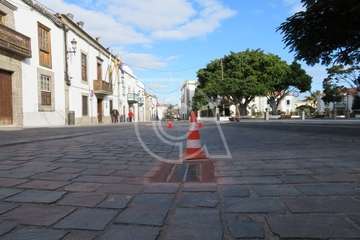 Conos indicando las piezas repuestas en el adoquinado de la calle principal de San Juan (Foto TA)