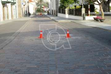 Conos indicando las piezas repuestas en el adoquinado de la calle principal de San Juan (Foto TA)