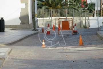 Conos indicando las piezas repuestas en el adoquinado de la calle principal de San Juan (Foto TA)