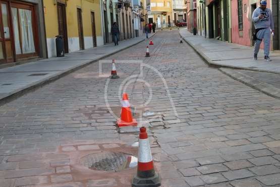 Conos indicando las piezas repuestas en el adoquinado de la calle principal de San Juan (Foto TA)
