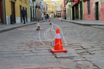 Conos indicando las piezas repuestas en el adoquinado de la calle principal de San Juan (Foto TA)