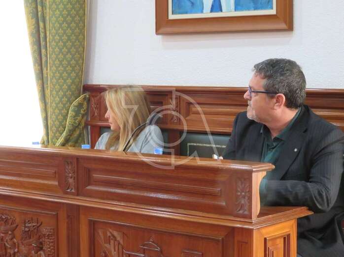 Gregorio Viera, hoy en el Pleno, separada de Soledad Hernández por un puesto libre (Foto TA)