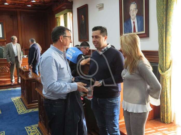 Alejandro Ramos (c), conversa con su compañera Soledad Hernández y el portavoz de MxT, Juan Francisco Artiles