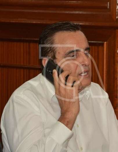 Valido habla por teléfono en un reciente Pleno del Ayuntamiento de Telde, a cuyas sesiones suele acudir con frecuencia (Foto TA)