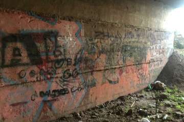 El pasaje subterráneo entre Picachos y La Vega, lleno de inmundicia (Foto TA)