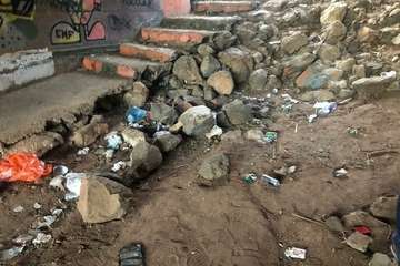 El pasaje subterráneo entre Picachos y La Vega, lleno de inmundicia (Foto TA)