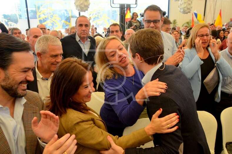 Sonsoles Martín saluda a Pablo Casado, días atrás en la capital grancanaria (Foto TA)