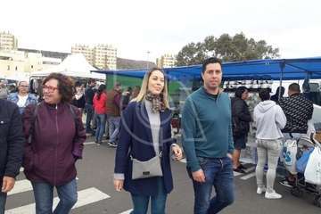 La subdelegada del Gobierno palpa la situación del mercadillo dominical de Jinámar (Foto TA)