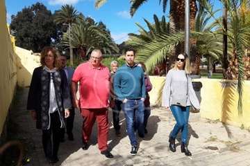  La subdelegada del Gobierno palpa la situación del mercadillo dominical de Jinámar (Foto TA)