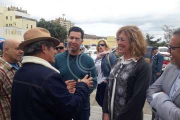  La subdelegada del Gobierno palpa la situación del mercadillo dominical de Jinámar (Foto TA)