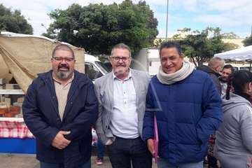  La subdelegada del Gobierno palpa la situación del mercadillo dominical de Jinámar (Foto TA)