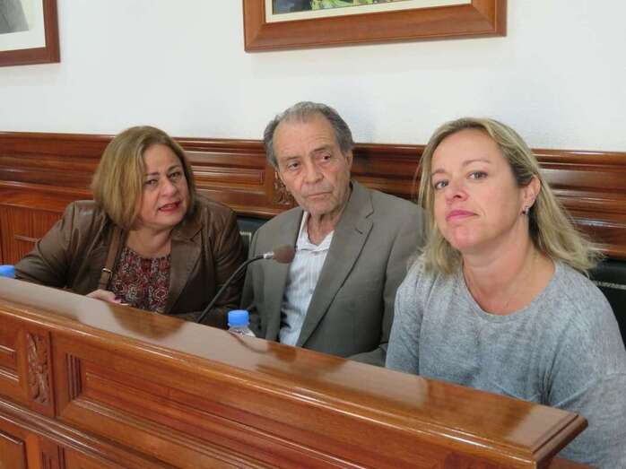 Sonsoles Martín (d), José Suárez (c) y Mari Carmen Castellano (i), concejales del PP (Foto TA)