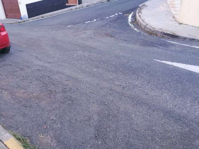 Calle en mal estado en La Herradura (Foto TA)