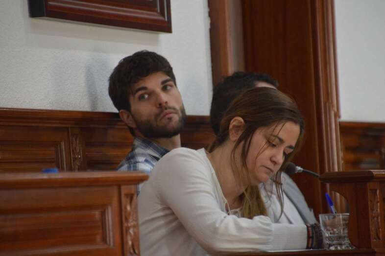 Esther González, concejala de la oposición vinculada a Podemos, en un Pleno de Telde (Foto TA)