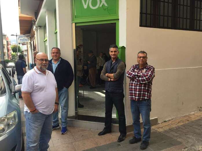 Miembros de Vox delante de su sede (Foto TA)