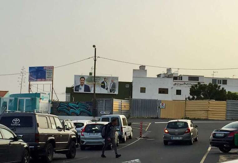 Valla que Juntos por Telde ha ordenado su retirar por estar próximo a la GC-1 (Foto TA)