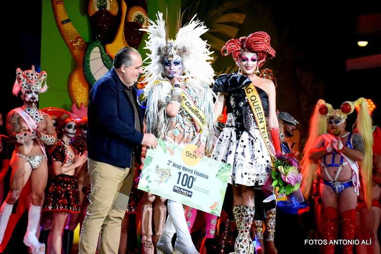 El concejal de Festejos, Juan Martel, entregando uno de los premios en la pasada Gala Drag (Foto Antonio Alí)