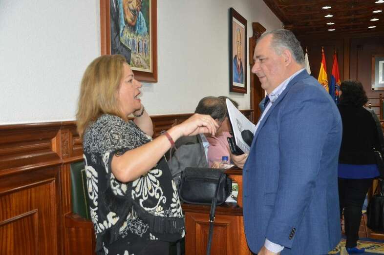 El edil Juan Martel conversa con la concejal del PP y ex alcaldesa Mari Carmen Castellano (Foto TA)