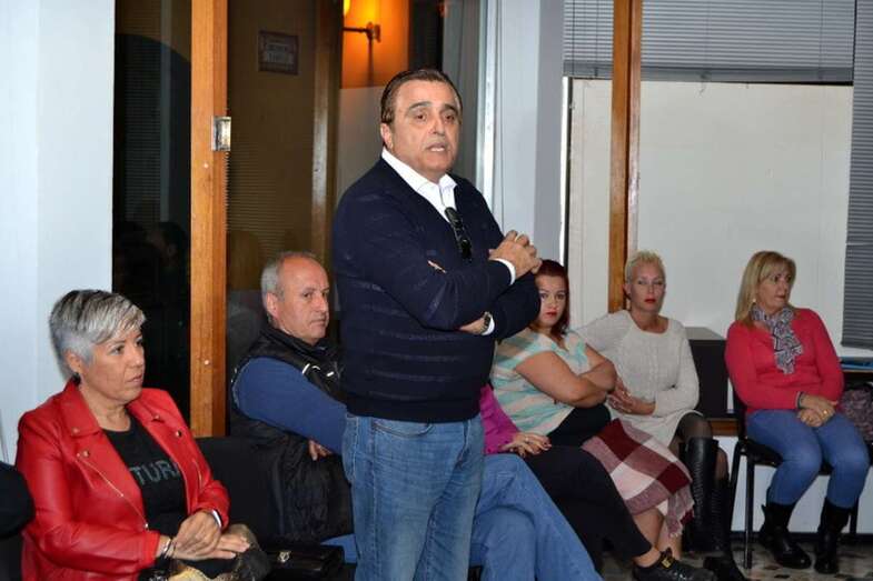 Francisco Valido, de pie, se dirige a sus compañeros de partido (Foto TA)