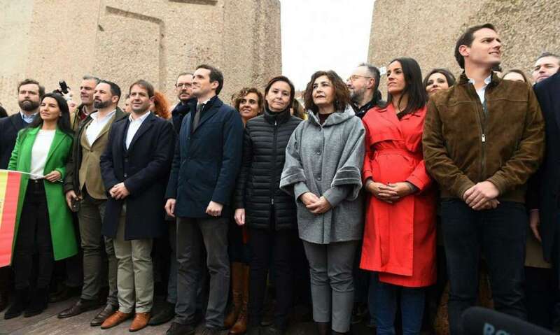 l presidente de VOX, Santiago Abascal (2i), el líder del PP, Pablo Casado (4i), y el líder de Ciudadanos, Albert Rivera (d) / Fernando Villar (Foto EFE)