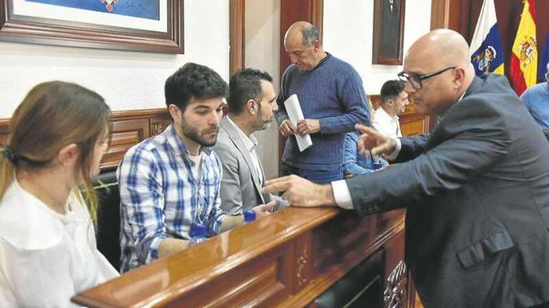 Foto de archivo de un pleno reciente. El edil Arencibia (de pie) dialoga antes de la sesión con los no adscritos Esther González y José Hernández (Foto Arcadio Suárez/C7)