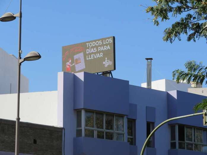 Soporte publicitario ilegal en la cubierta de un inmueble de Arnao (Foto TA)