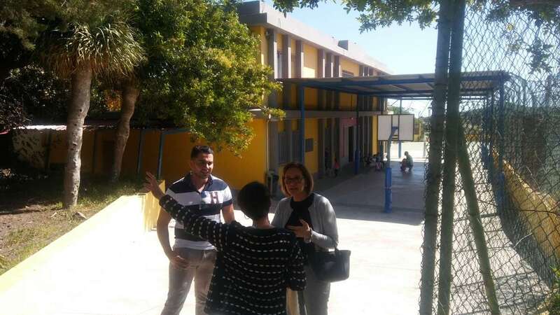 La concejala Marta Hernández (d), de visita en el centro (Foto TA)