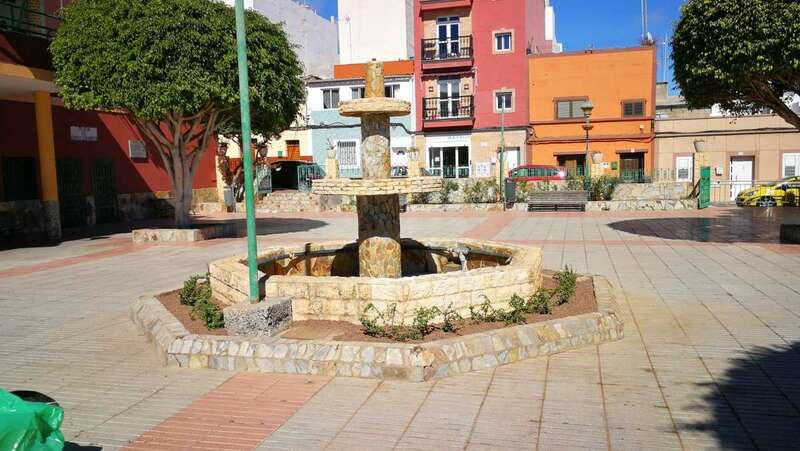 La fuente vuelve a funcionar tras permanecer averiada un largo periodo (Foto TA)
