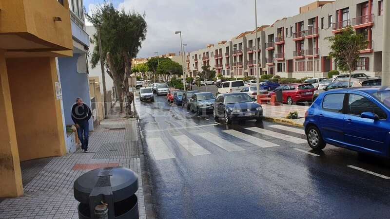 Las aguas fecales corren calle abajo en la Avenida Américo Vespucio (Foto TA)