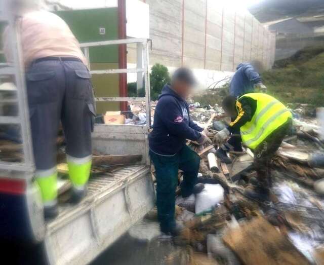 Imagen de una supuesta retirada de amianto por parte de personal municipal en Maipez (Foto TA)