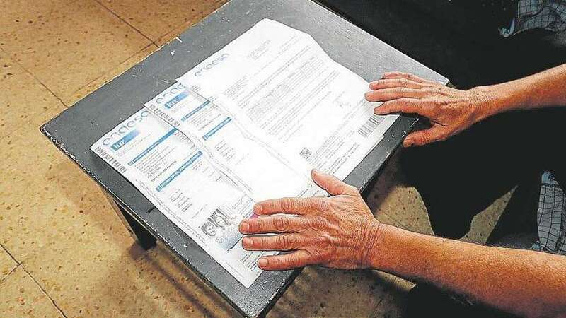 Imagen de los recibos de Endesa que adeuda un vecino de Jinámar (Foto Francisco Socorro/C7)