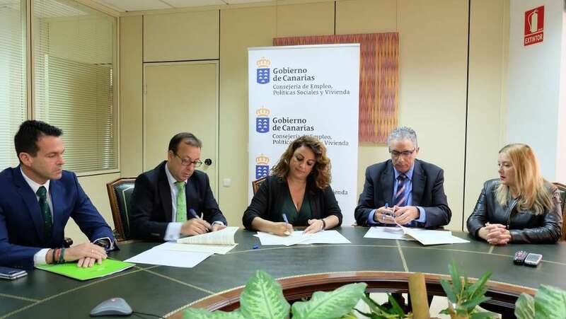 Firma del convenio con Cajasiete para ampliar el parque de las viviendas pública (Foto TA)