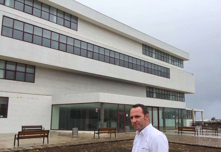 El edil de Vías y Obras, Eloy Santana, en el edificio municipal de El Cubillo (Foto TA)