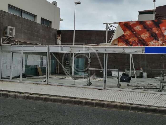 Obras de desmontaje del cerramiento de la terraza ilegal (Foto TA)
