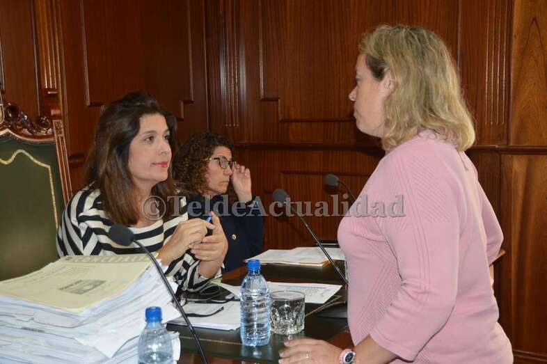 La alcaldesa  Carmen Hernández y la portavoz del PP, Sonsoles Martín, en una sesión plenaria de Telde (Foto TA)