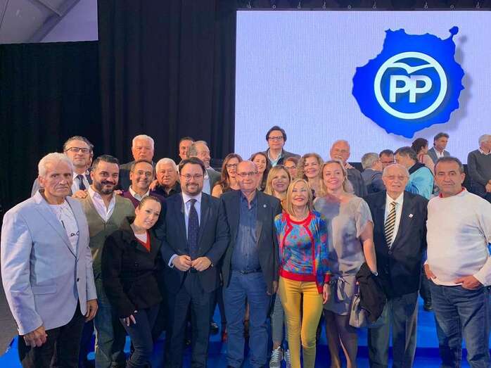 Antonio Guedes, en el centro de la imágen, junto a militantes y cargos del Partido Popular (Foto TA)