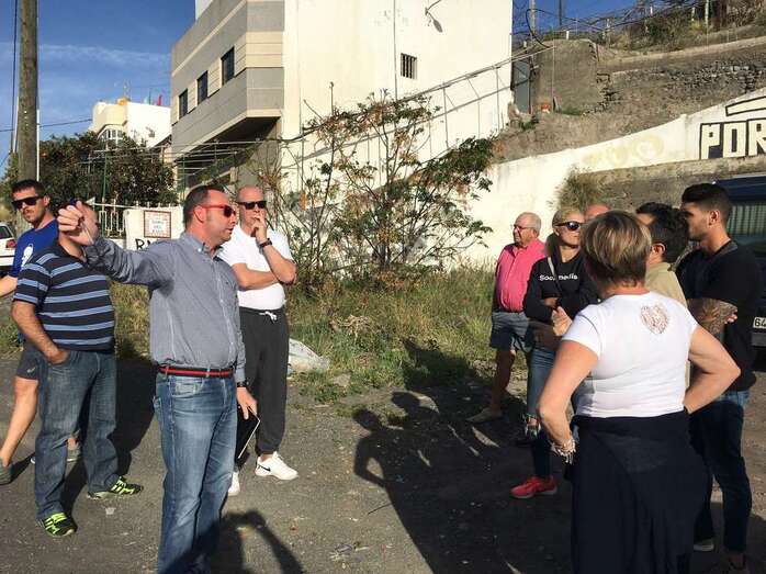 Reunión en plena calle del concejal con vecinos de la zona (Foto TA)