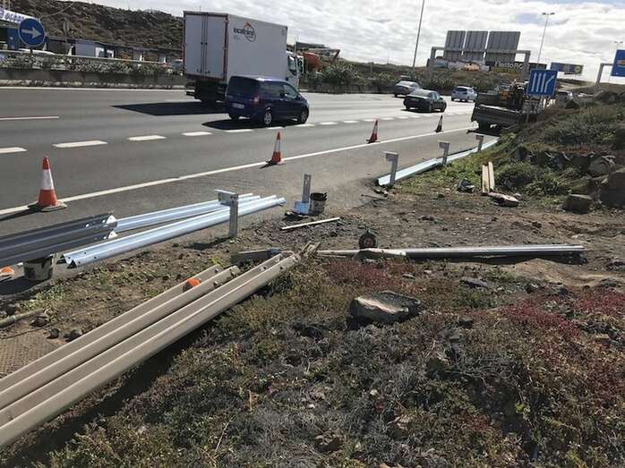 Operarios del Cabildo, este viernes trabajando en el cierre del acceso (Foto TA)