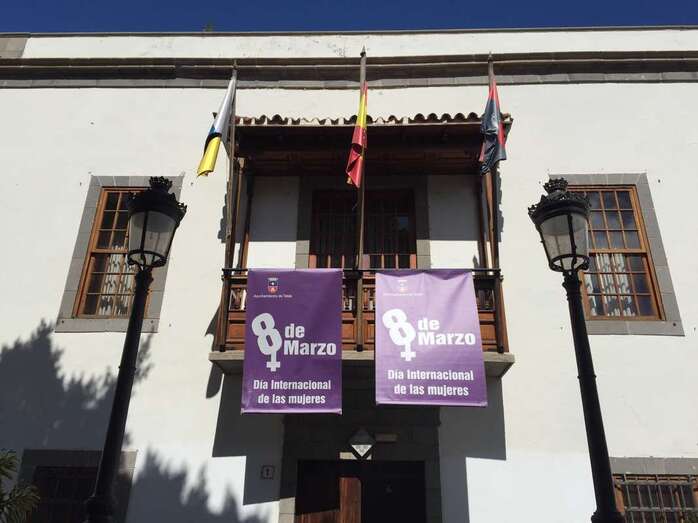 Imagen de las banderolas que cuelgan de las Casas Consistoriales (Foto TA)