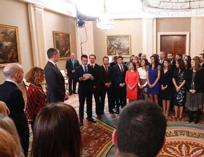 Teresa Reyes, con un vestido rojo, en la audiencia real de este miércoles en La Zarzuela (Foto TA)